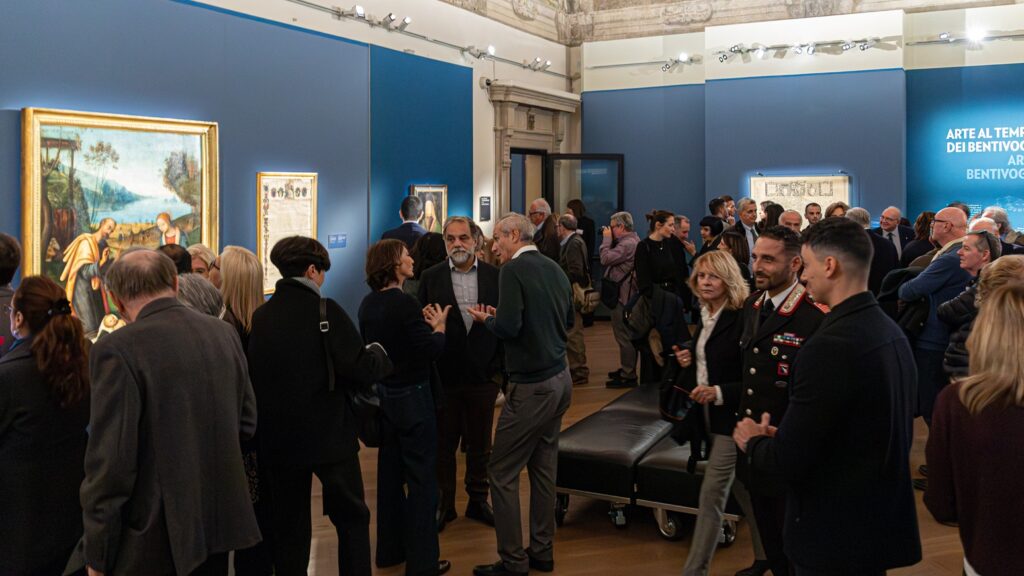 Persone all'interno della mostra "Michelangelo e Bologna" a Palazzo Fava