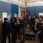 Persone all'interno della mostra "Michelangelo e Bologna" a Palazzo Fava