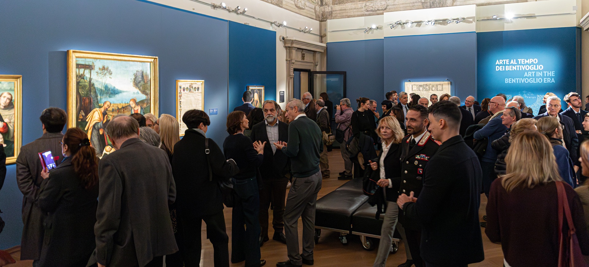 Persone all'interno della mostra "Michelangelo e Bologna" a Palazzo Fava