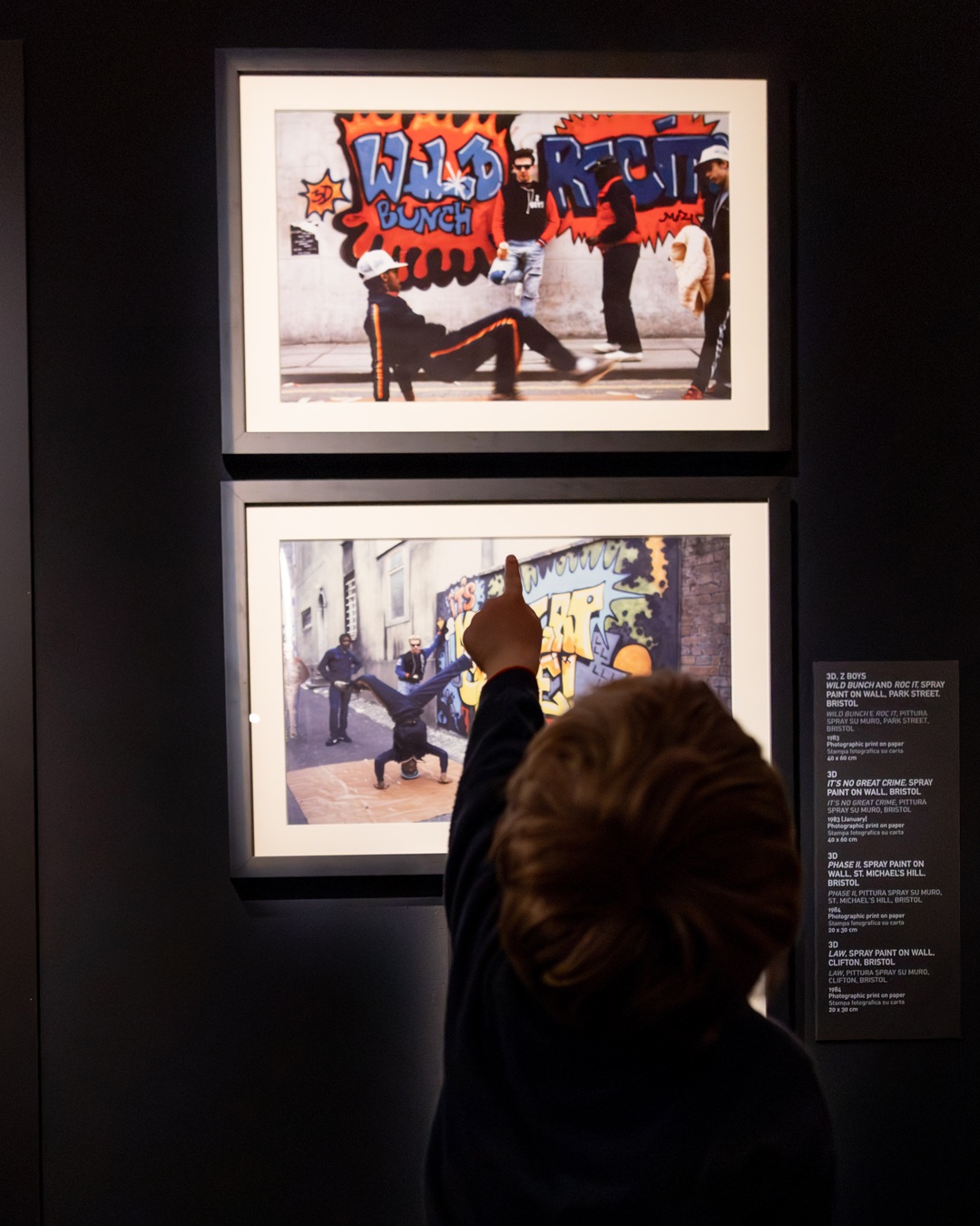 Bambino alla mostra "Banksy Archive 01" a Palazzo Fava