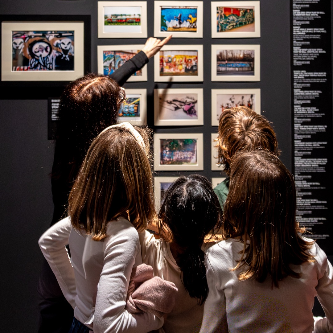 Visita guidata con bambini alla mostra "Banksy Archive 01" a Palazzo Fava