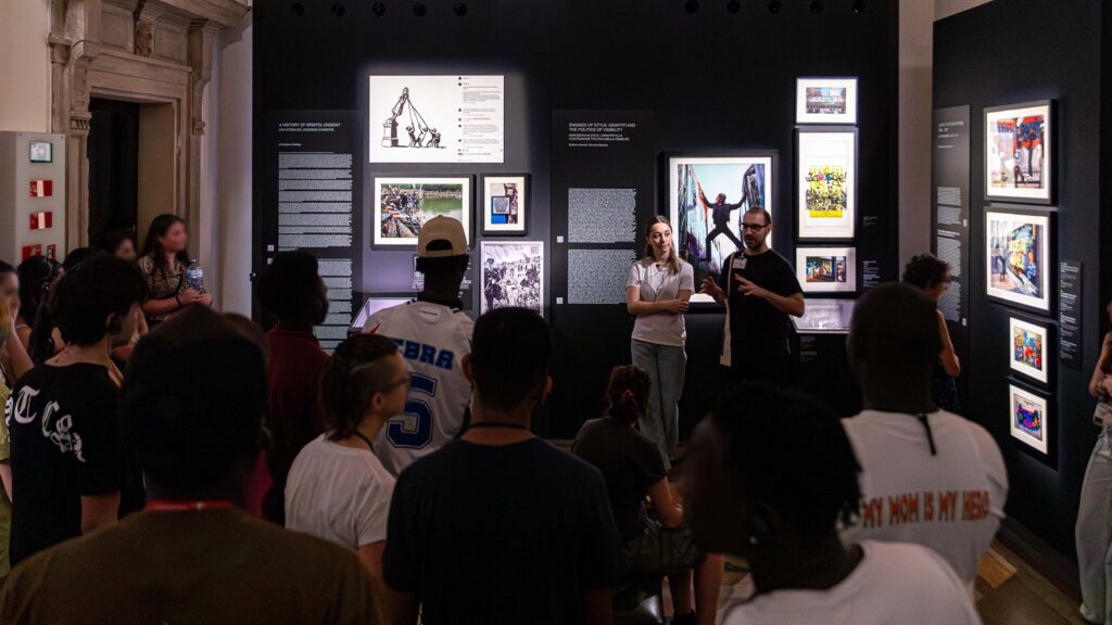 Visita guidata, tenuta da studenti del liceo classico per MSNA - minori stranieri non accompagnati e studenti del liceo artistico, a Palazzo Fava